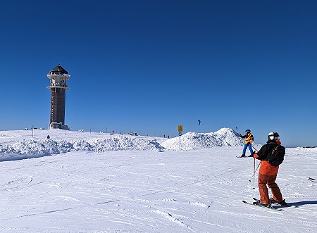 Skigebiet Feldberg im Schwarzwald mit Feldbergturm