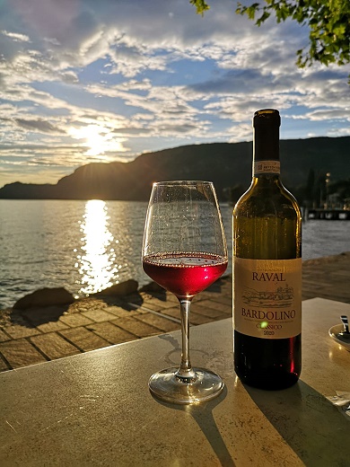 Urlaub in Garda am Gardasee bei einer Flasche Bardolino