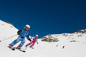 Skifahrende Kinder in Alpe d´Huez