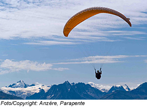 Gleitschirmflieger bei Anzere