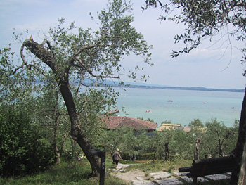 Sirmione: Weg vom Strand zu den Grotten