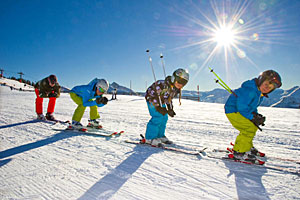 Kinder beim Skifahren im Großarltal