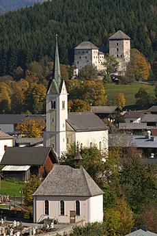 Blick auf die Kirche in Kaprun im Sommer