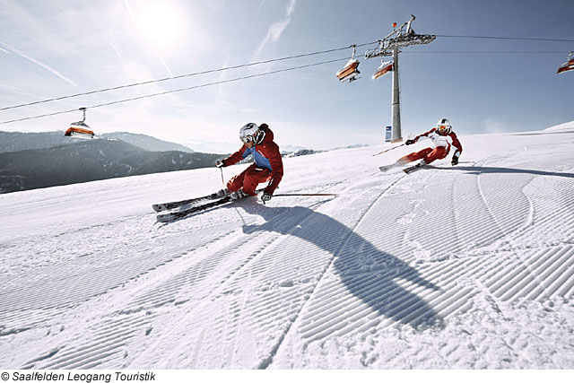 Skifahrer im Skigebiet von Saalfelde Leogang