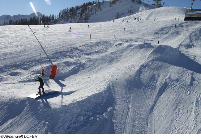 Snowboarder im Skigebiet von Lofer