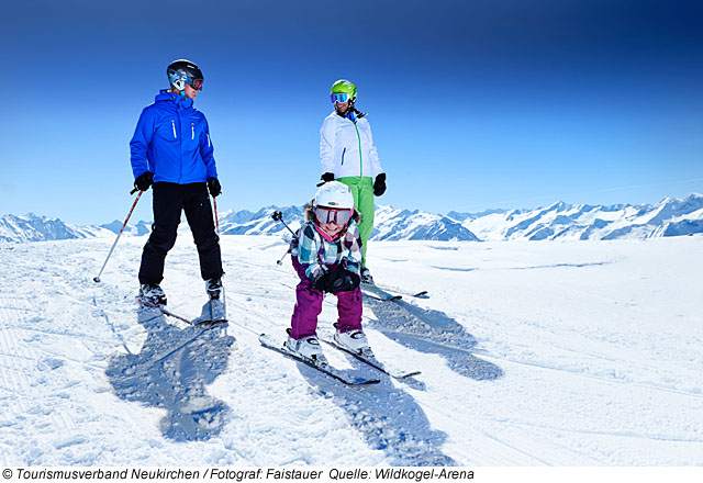Familie beim Skifahren im Skigebiet Wildkogel Arena