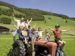 Kinder auf dem Traktor in Gerlos