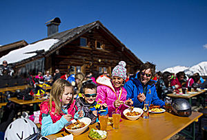 Familie auf Skihütte im Skigebiet Rauris