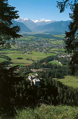 Blick auf Saalfelden im Sommer