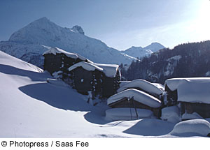 Verschneite Stadel in Saas Fee