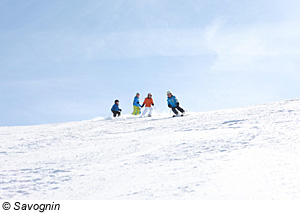 Familie beim Skifahren, Savognin