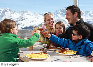 Familie auf Skihütte, Savognin