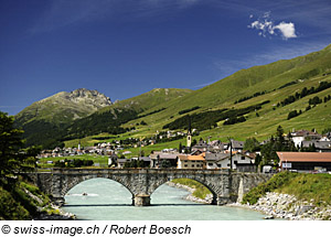 Blick auf Zuoz im Oberengadin, Sommer