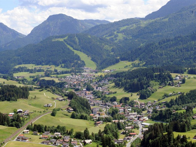 Blick auf Fieberbrunn im Sommer