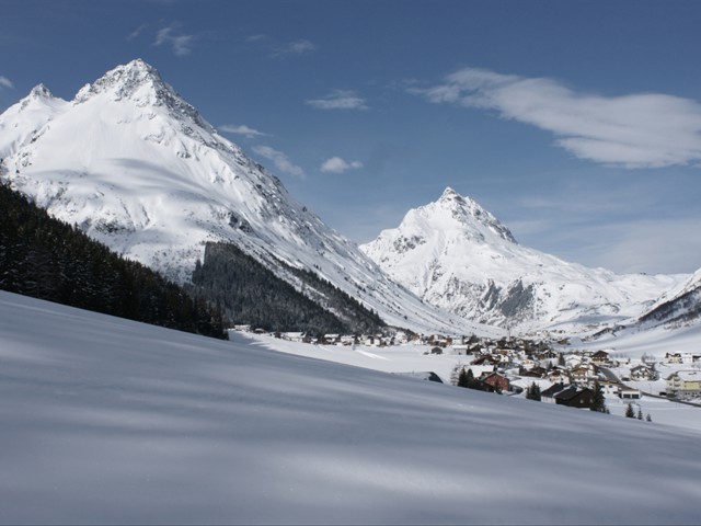 Blick auf den verschneiten Wintersportort Galtür