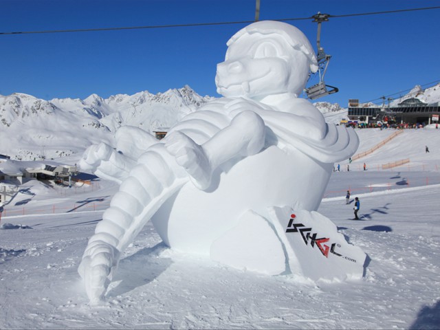 Babydrachen aus Schnee in Ischgl