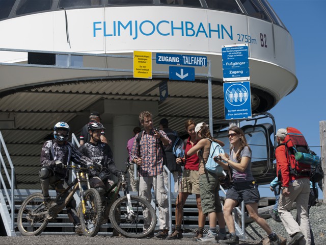 Mehrere Biker und Wanderer, Sommer in Ischgl