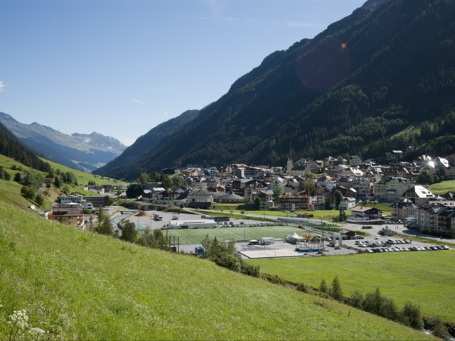 Blick im Sommer auf den Ort Ischgl