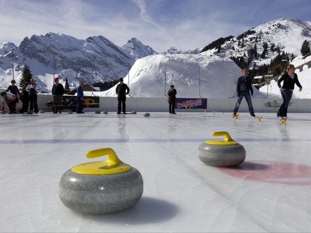 Winterspaß beim Curling in Mürren