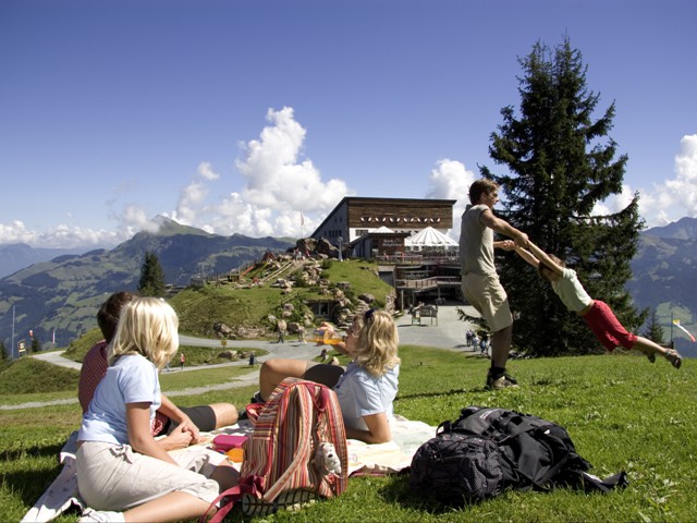 Familie in Kitzbühel, im Hintergrund das Hochkitzbuehel