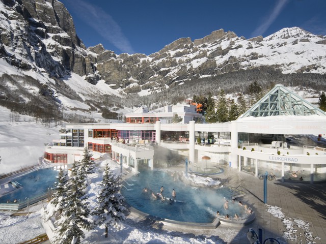 Nicht weniger als 10 Becken mit warmem Wasser unterschiedlichster Temperaturen, Düsen und Sprudeln bilden die grösste alpine Thermalbade-Anlage Europas
