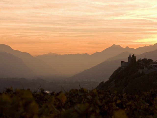 Das Dorf Varen liegt umgeben von Weinbergen