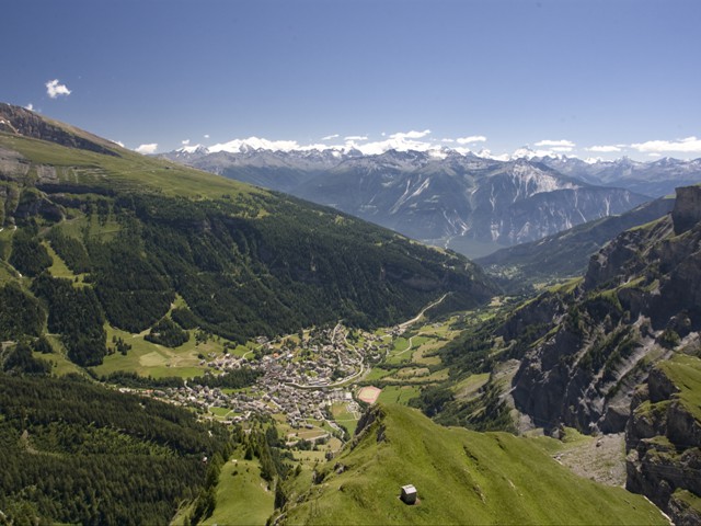 Blick vom Gemmipass auf Leukerbad und die Walliser Alpen