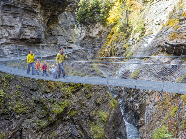 Der Thermalquellen-Steg führt Sie über 600 Meter lang in die Dalaschlucht. 