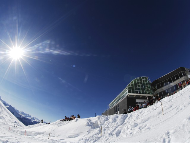 Die Rinderhütte Torrent bei strahlendem Sonnenschein