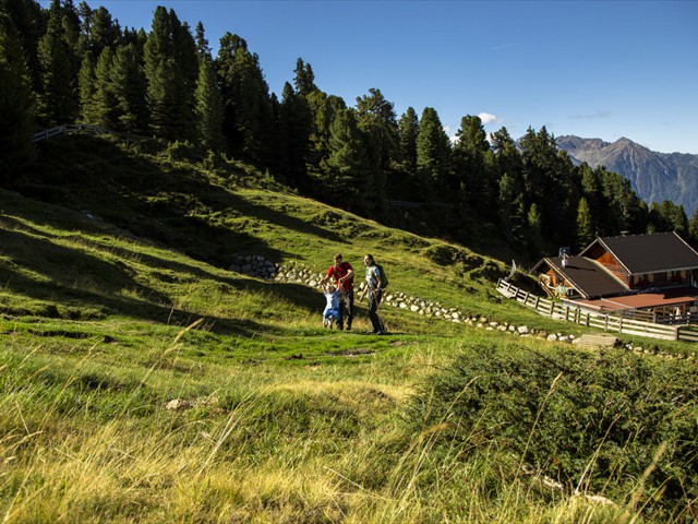 Familie beim Wandern im Ötztal