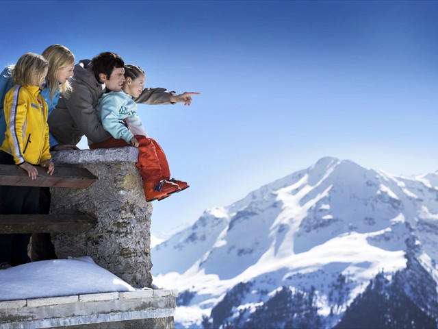 Familie im Skigebiet Ötztal
