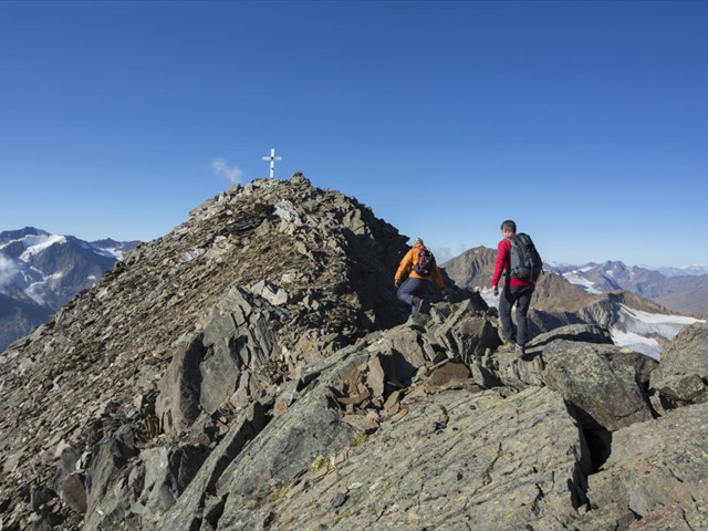 Wandern im Ötztal – zwei Bergsteiger auf der Talleitspitze