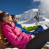 Ötztal, Skigebiet Hochoetz – Paar sonnt sich