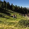 Familie beim Wandern im Ötztal