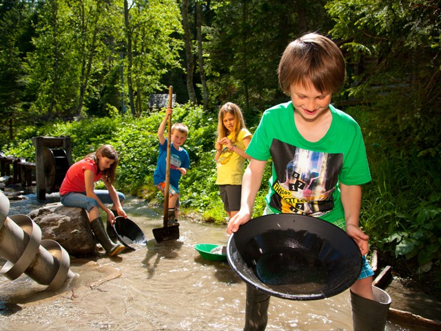 Rauris – Kinder beim Goldwaschen, Raurisertal