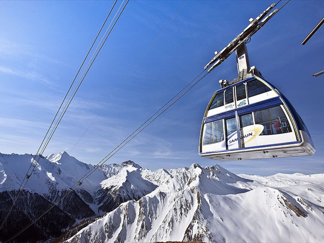 Blick auf Kabinenbahn in Samnaun