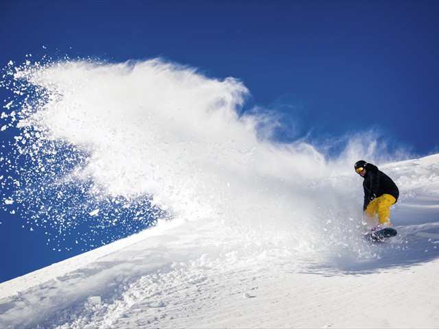 Snowboarder im Skigebiet Sölden