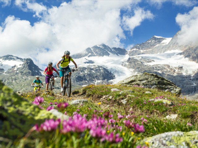 ENGADIN St. Moritz: Mountainbikerinnen auf dem Bernina - Express - Trail 