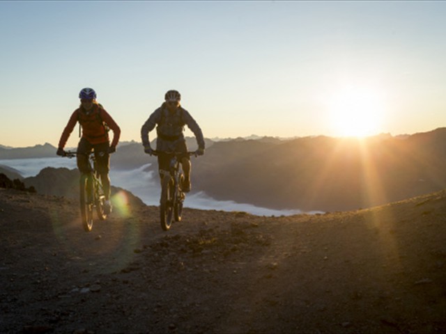 ENGADIN St. Moritz: Mountainbiker auf dem Piz Nair beim Sunrise Event