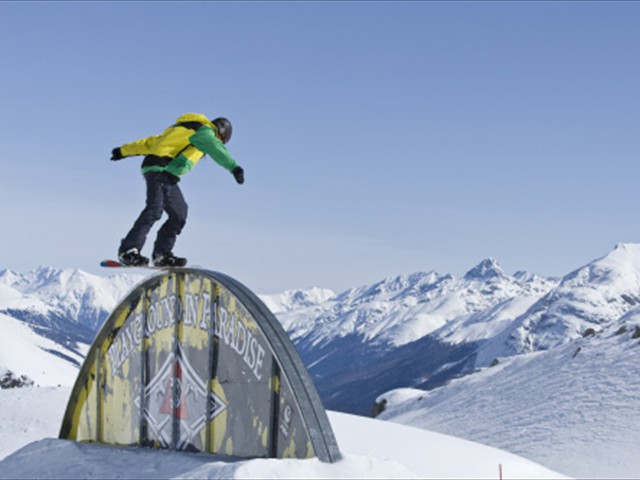 ENGADIN St. Moritz: Snowboarder auf der Rainbow-Rail im Corviglia Snow Park