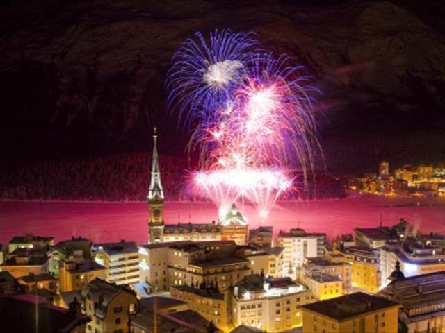 ENGADIN St. Moritz: Feuerwerk über St. Moritz