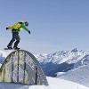 ENGADIN St. Moritz: Snowboarder auf der Rainbow-Rail im Corviglia Snow Park