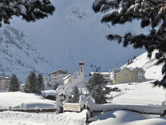 Blick auf den verschneiten Ort Vent im Ötztal