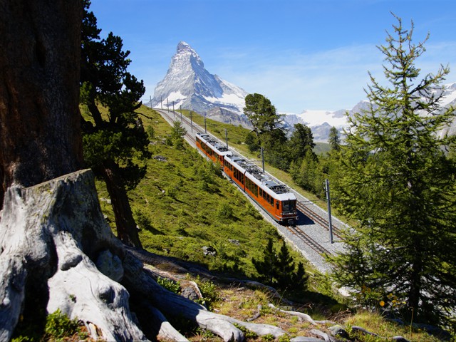 Die Gornergrat Bahn und im Hintergrund das Matterhorn