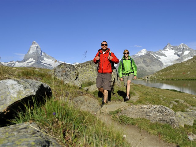 Wanderer in Zermatt, Matterhorn im Hintergrund