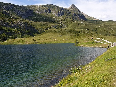 Urlaub in einer Ferienwohnung mit Hund auf der Bettmeralp - Wandern am Bettmersee in der Aletsch Arena