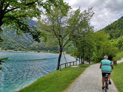 Radfahren entlang des Gardasee