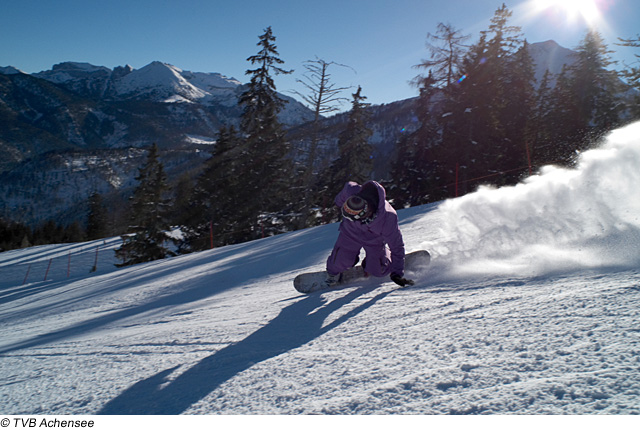 Snowboarder im Skigebiet Achensee