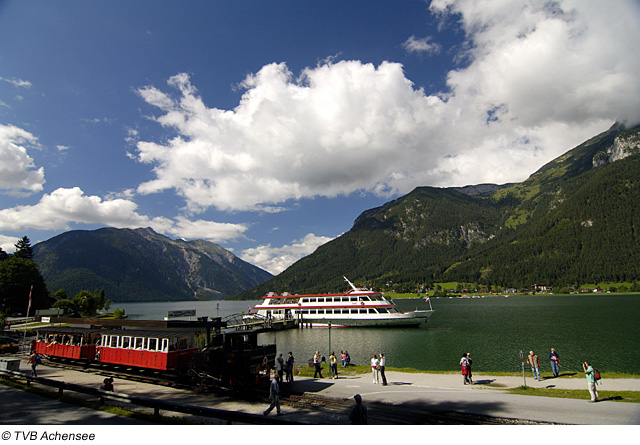 Zahnradbahn und Schiff am Achensee