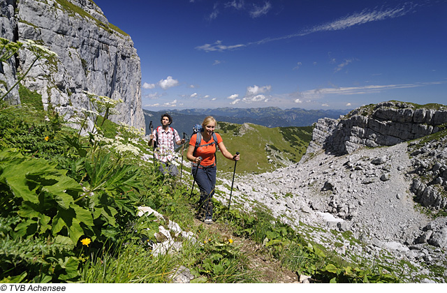 Paar beim Wandern in der Region Achensee